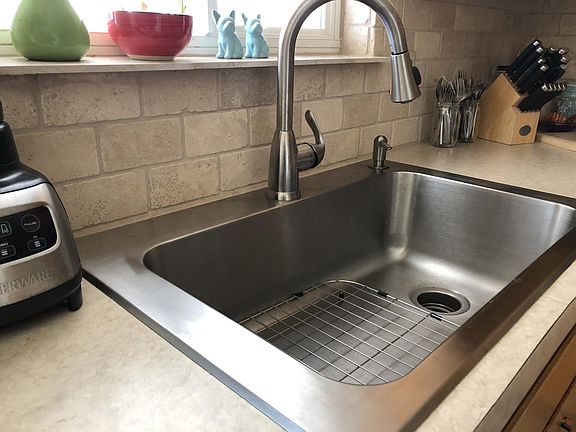 Kitchen Sink w/backsplash