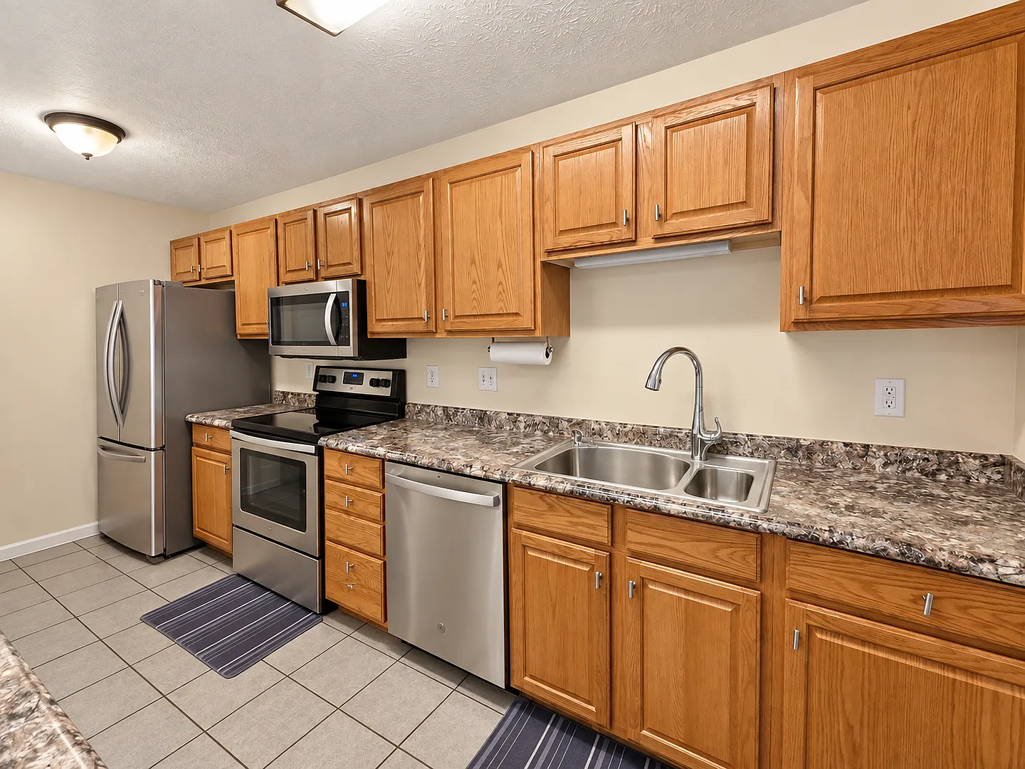 3 Bedroom Condo - Gated Community! — Photo 2