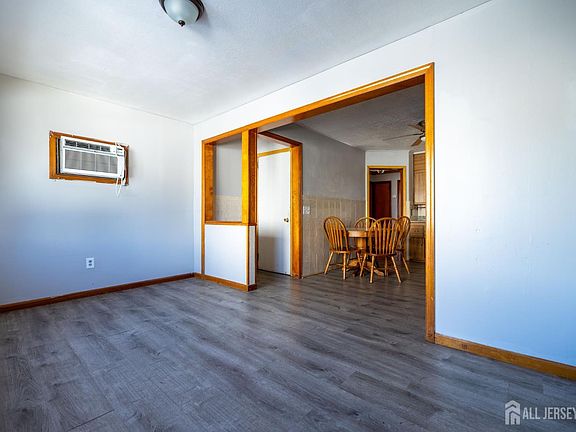 5th image of 15 Clinton Ave