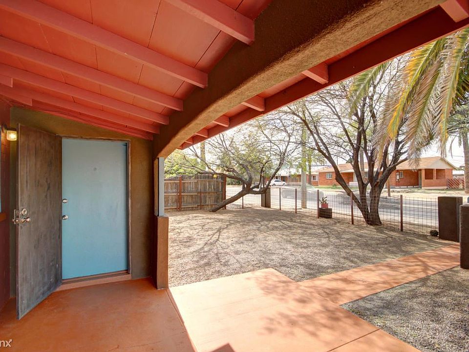 1184 Front house photo 3