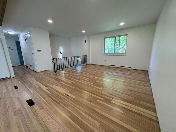 4th image of 111 Treeview Dr