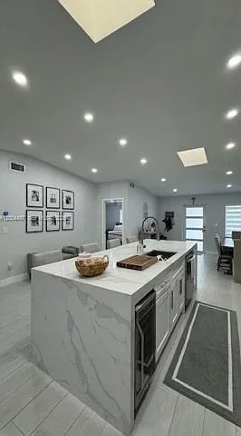 3 bed, 2.0 bath, 1484 sqft, $3,900 — Photo 4