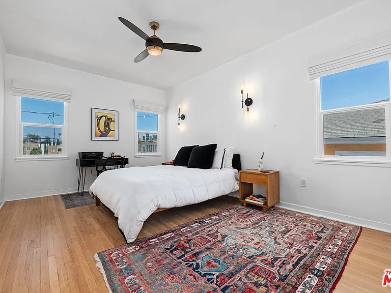 1270 N Hayworth Ave — Photo 19