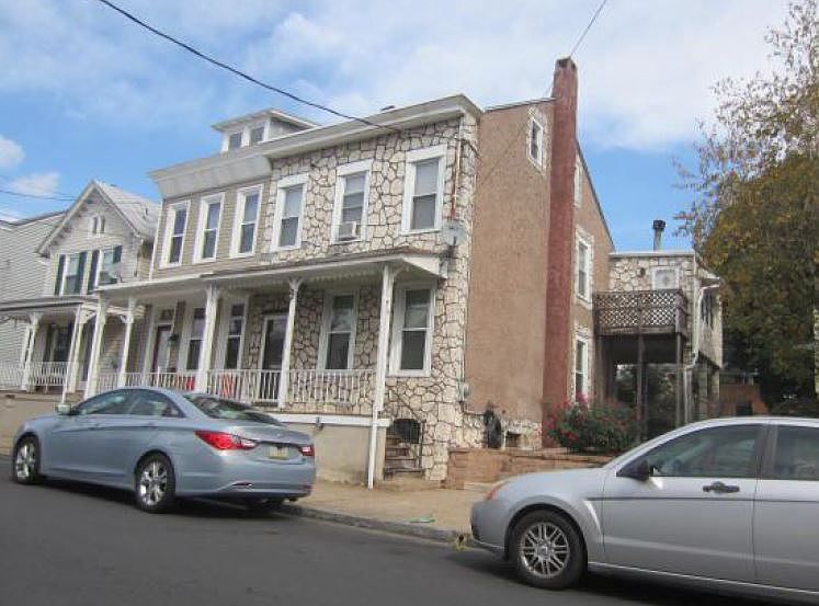 2nd image of 213 N 3rd St