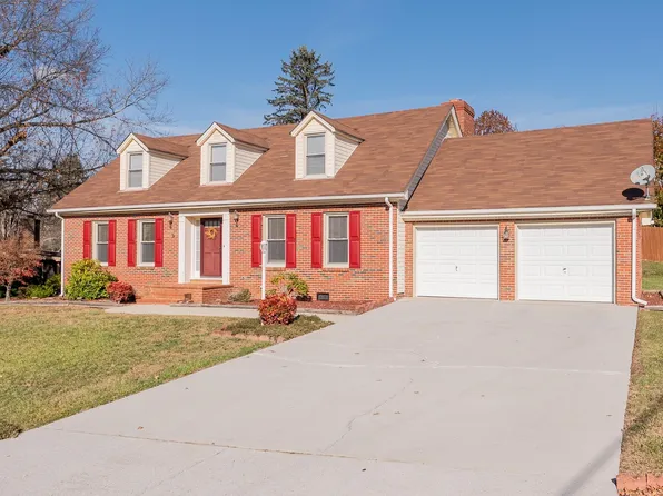 1239 Collins Dr, Pulaski, VA 24301