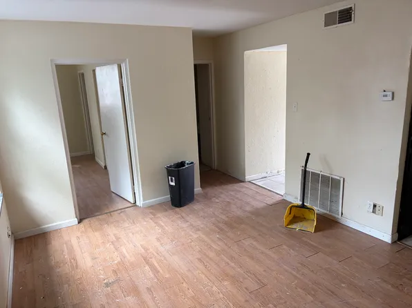 111 S Sycamore St APT 211, Centralia, IL 62801