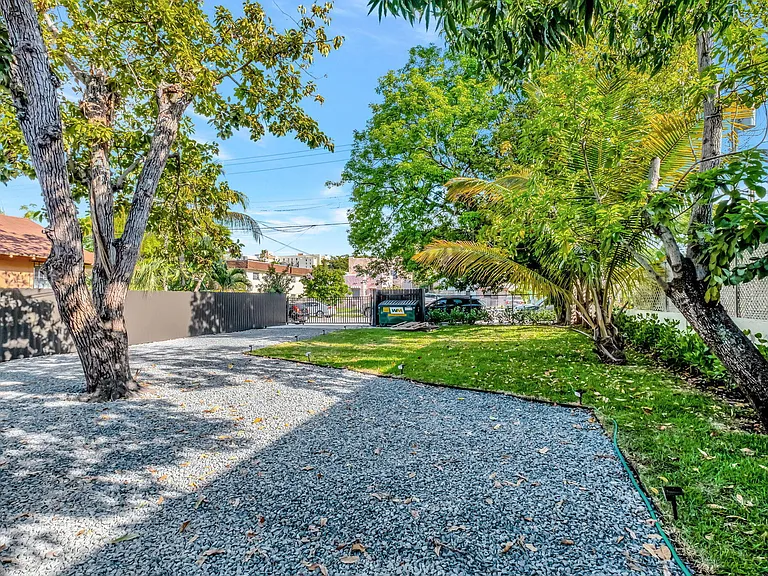 1260 SW 4th St #3 — Photo 8