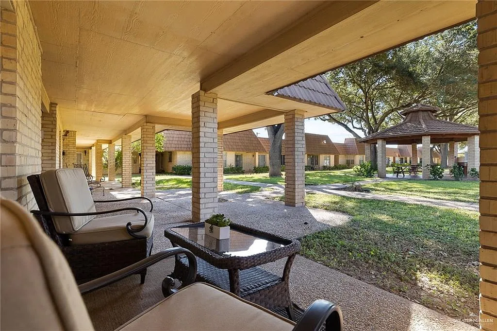 3 bed, 2.0 bath, 1661 sqft, $1,800 — Photo 3