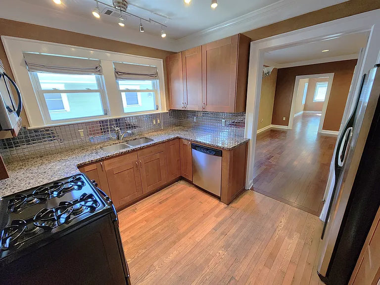 588 Fletcher St SW — Photo 3