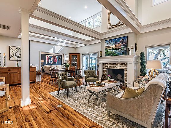 4th image of 545 Island Cir E