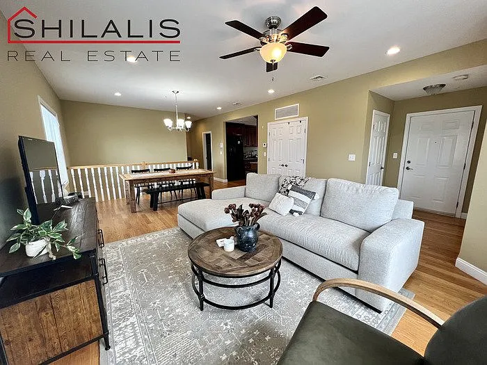 3 bed, 3.0 bath, 2100 sqft, $3,800 — Photo 4