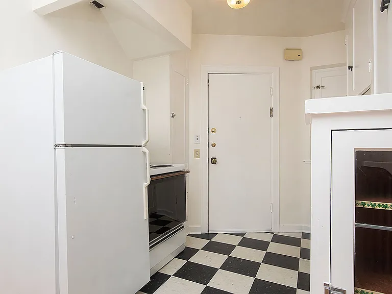 608 Belmont Ave E — Photo 12