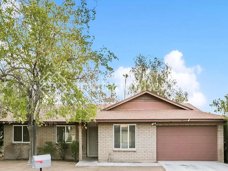701 N Comanche Dr — Photo 1