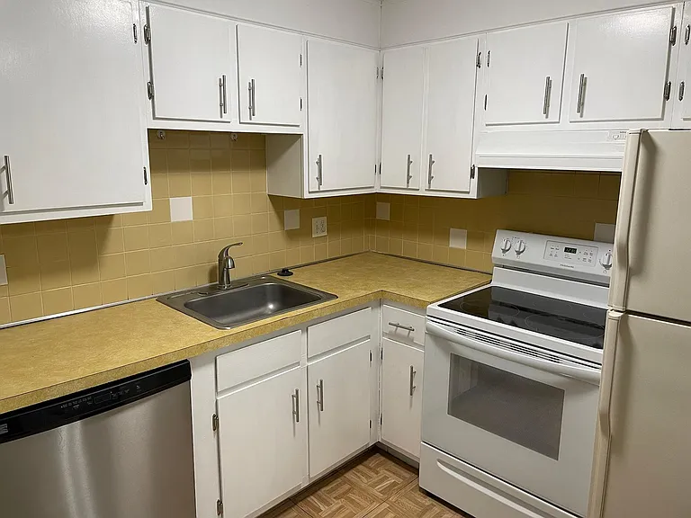 12 Williamsburg Ct #12 — Photo 8