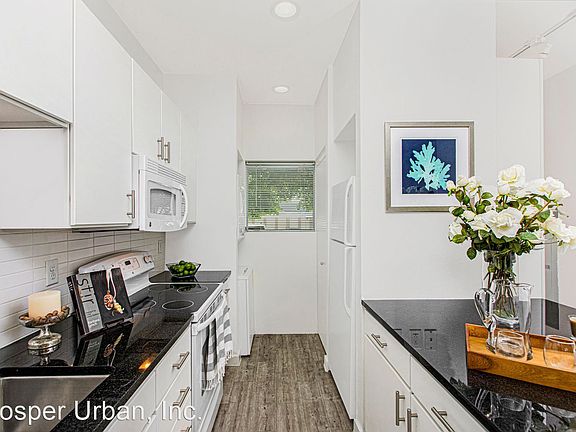 4th image of 1010 S Flores St