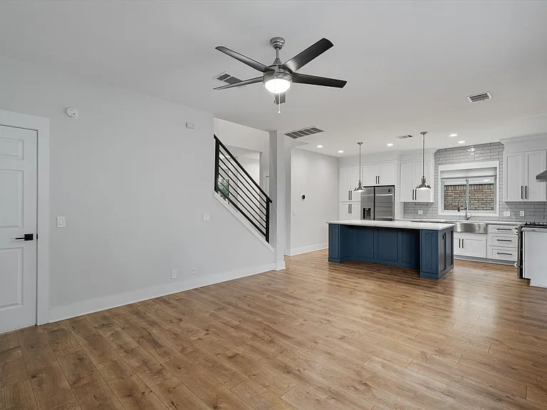 1203 Thackeray Ln — Photo 14