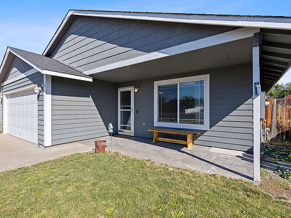 3rd image of 2457 NE Jackalope Ct