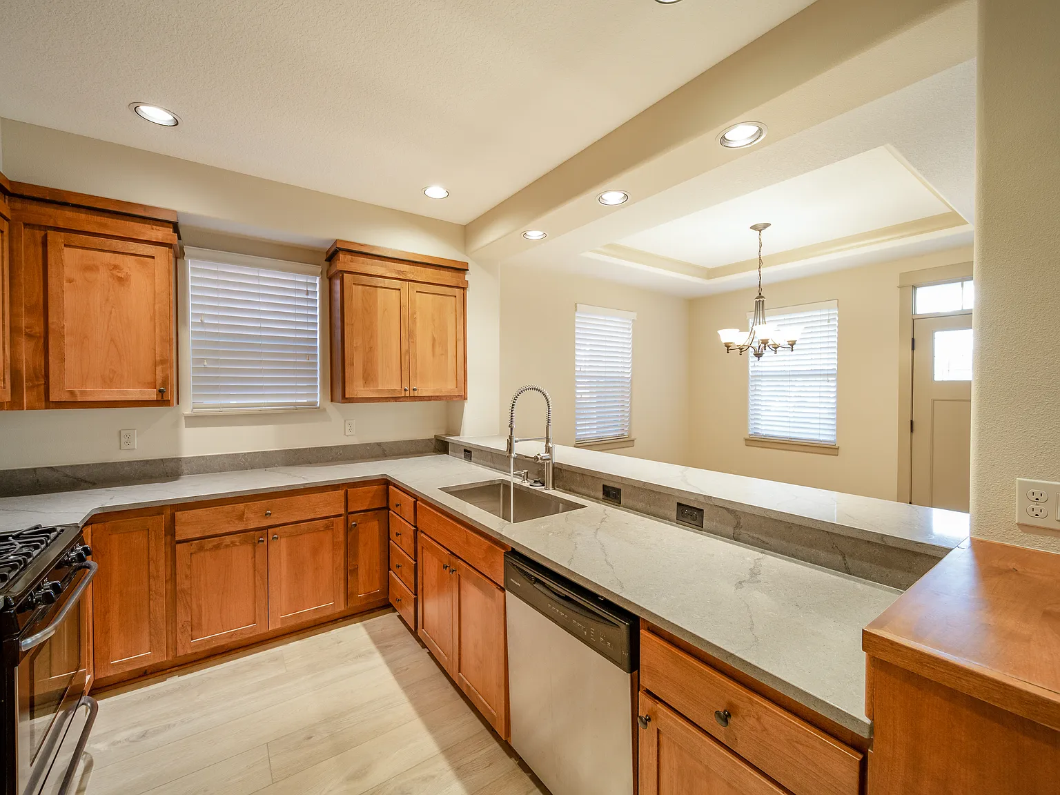 3 bed, 2.5 bath, 1698 sqft, $2,750 — Photo 2
