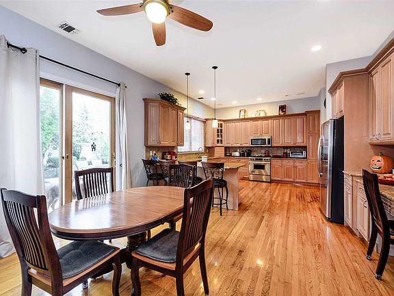 4th image of 24 Crescent Cove Cir