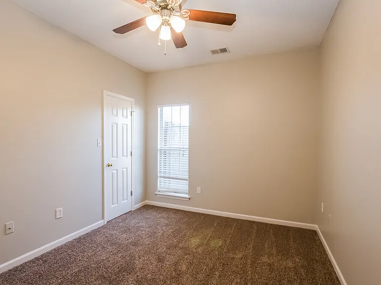 1146 Warwick Pl — Photo 12