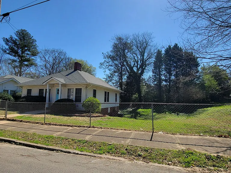 251 Archer St — Photo 3