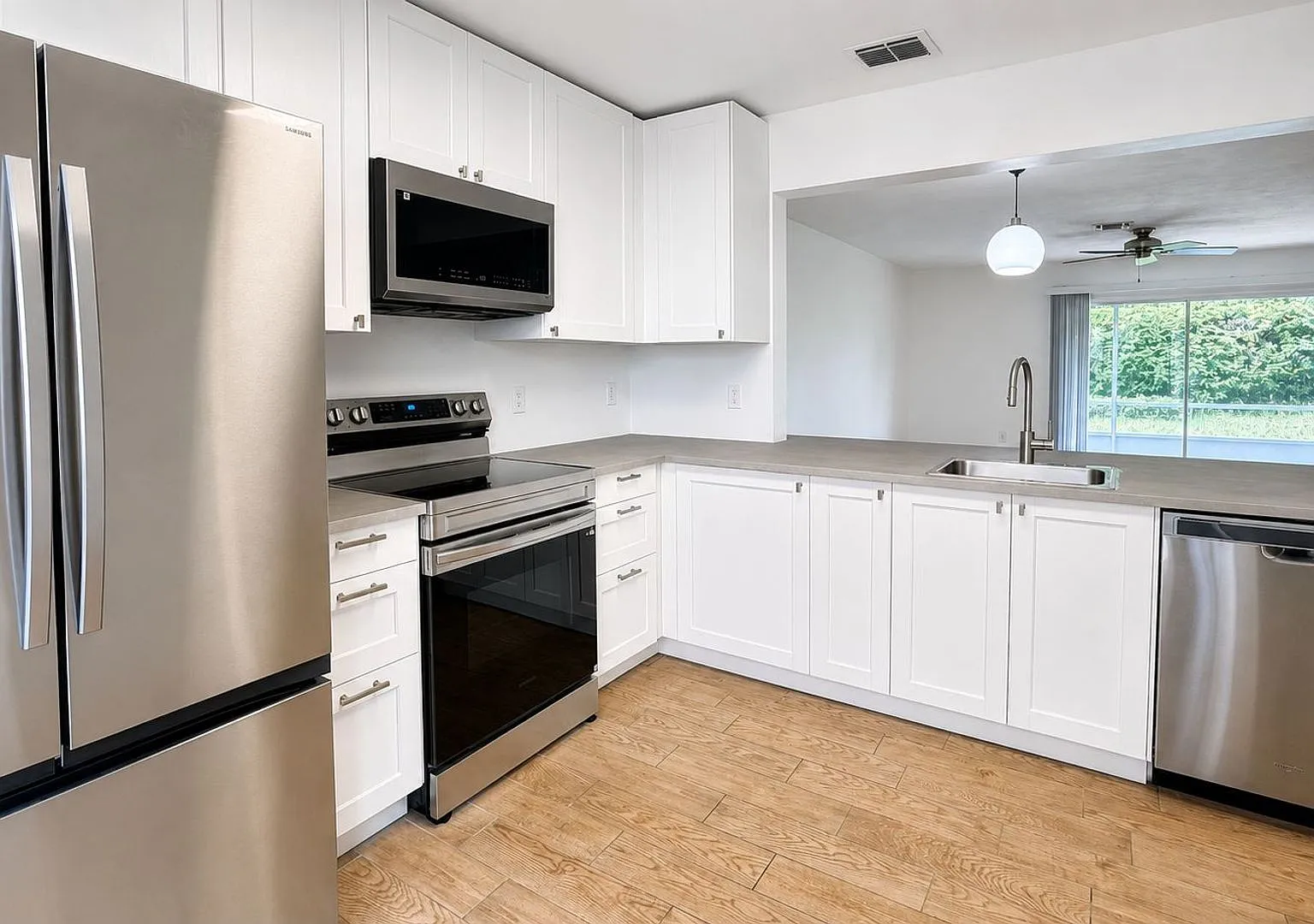 Spacious 2 Bed 2.5 Bath Home in East Orlando with Community Pool — Photo 4