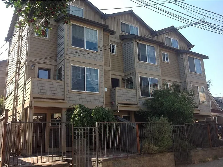 5010 12th Ave NE — Photo 1