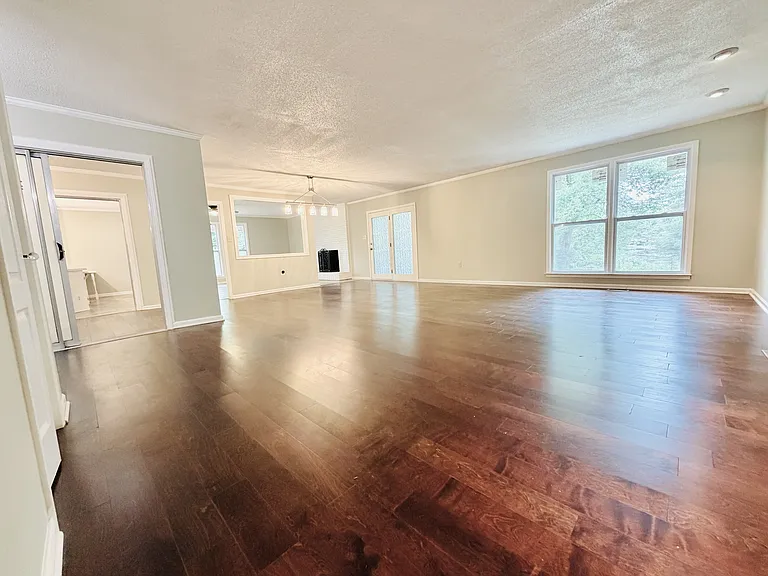 7905 Castleton Ln — Photo 7