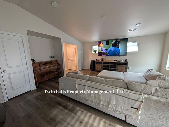 4th image of 1574 Kenyon Rd