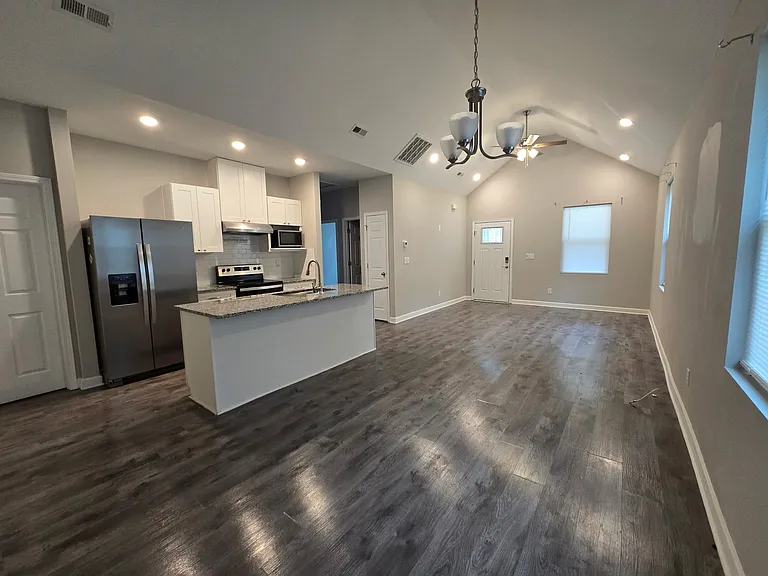 424 Queens Rd — Photo 2