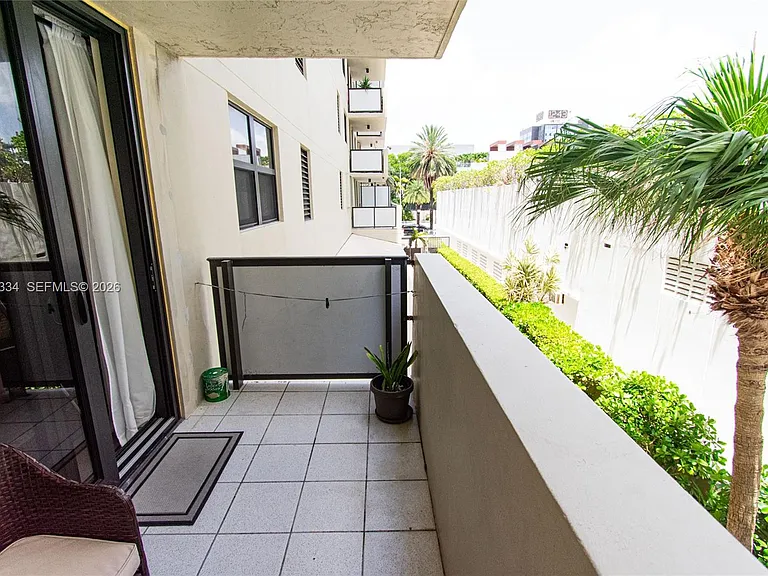 1621 Collins Ave #205 — Photo 33