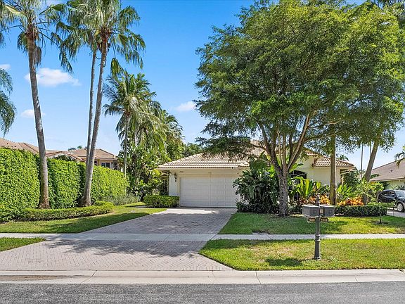 2nd image of 2800 Twin Oaks Way