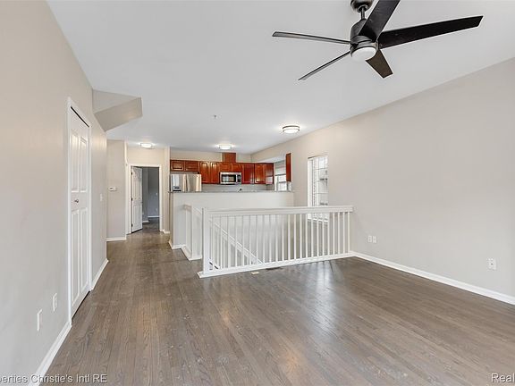 3rd image of 44 Adelaide St