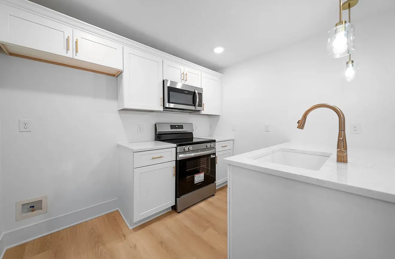 3 bed, 1003 sqft, $2,200 — Photo 4