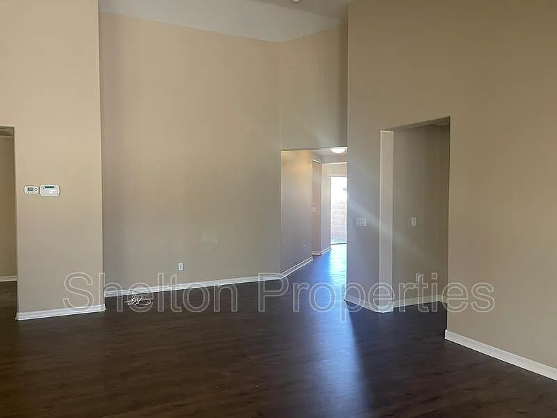 4 bed, 2.0 bath, 2031 sqft, $2,395 — Photo 4