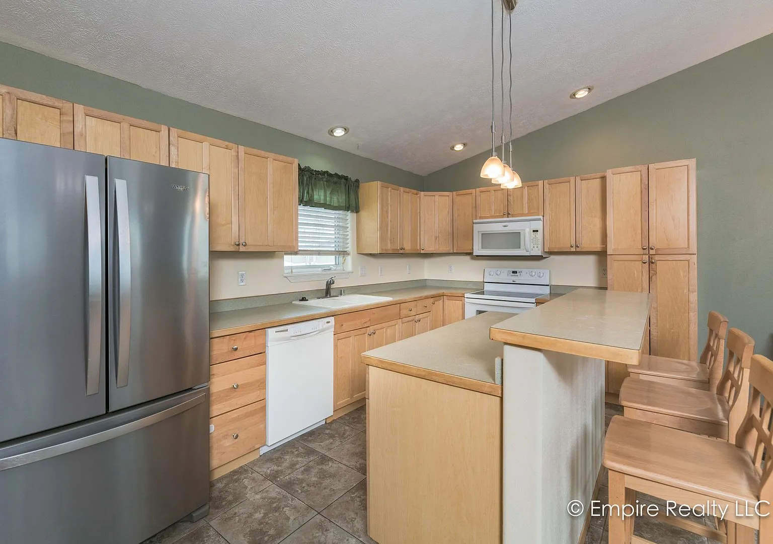 3 bdrm 2 bath 2 car garage home in NP — Photo 4