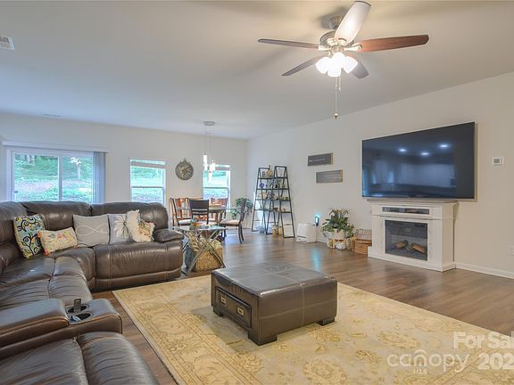5th image of 144 Bradford Ln