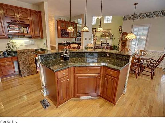 3rd image of 6118 Shady Woods Ln