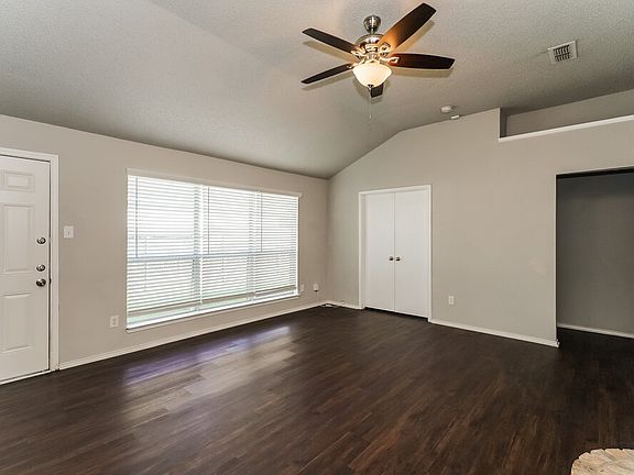 4th image of 1121 Sandalwood Dr
