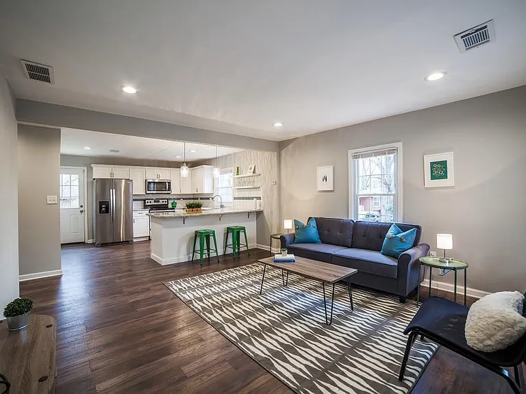 132 Stafford St NW — Photo 3