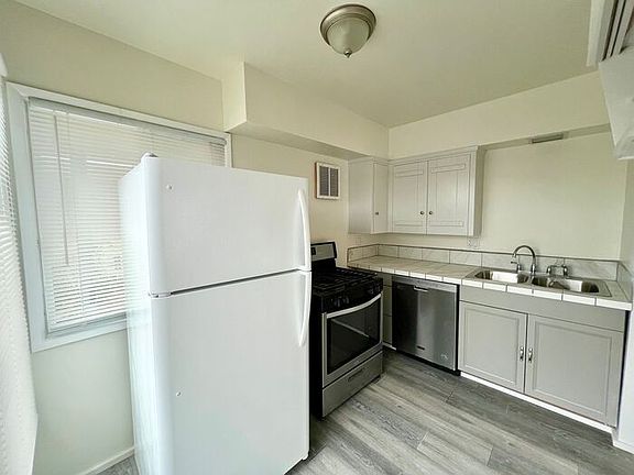 5th image of 1364 1/2 Pacific Beach Dr