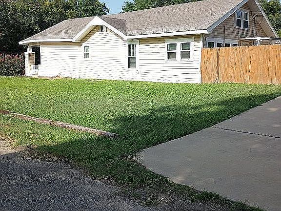 5th image of 501 W Texas St