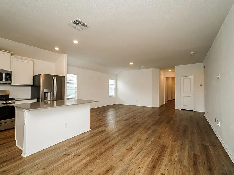 341 Madrid St — Photo 8