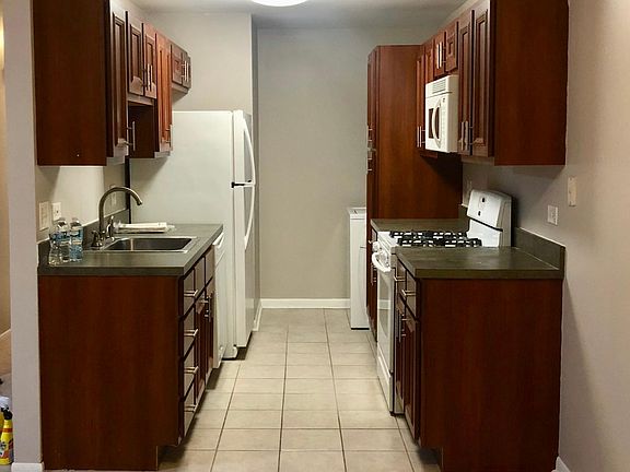 4th image of 332 Somerset Ln