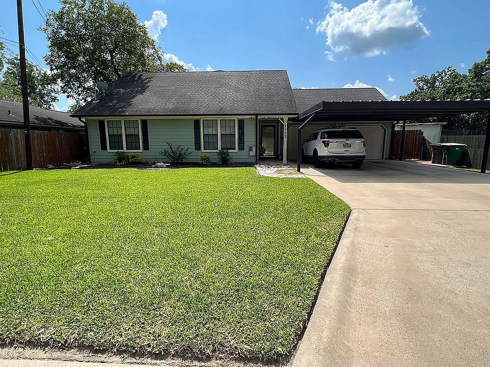 Beautiful curb appeal!