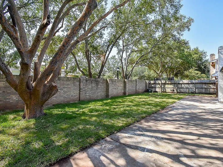 2835 Colony Dr — Photo 29