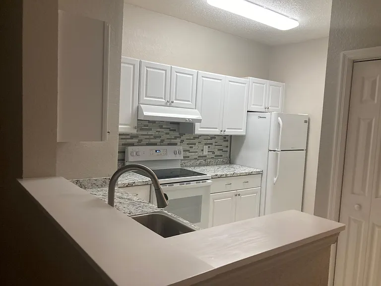 18001 Richmond Place Dr #811 — Photo 8