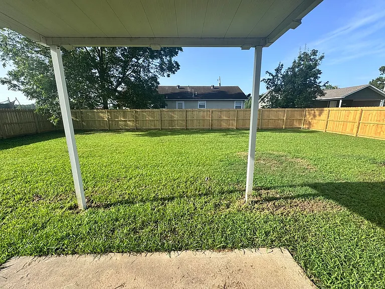 100 E Lauren Rd — Photo 24
