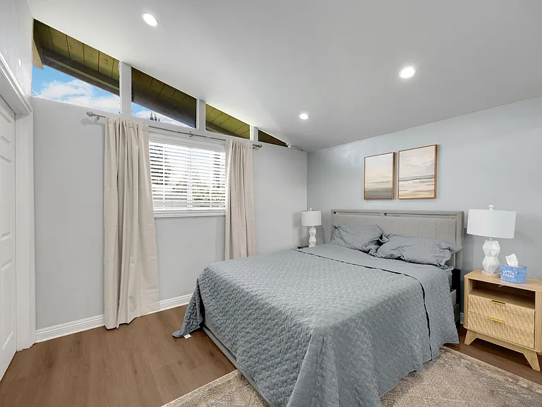 1048 N Hermosa Dr — Photo 19