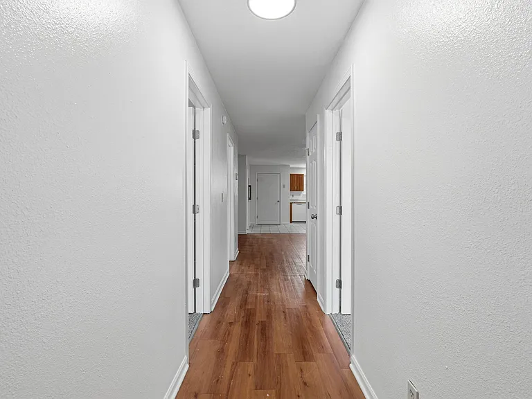 Mid-Town Apartments — Photo 20